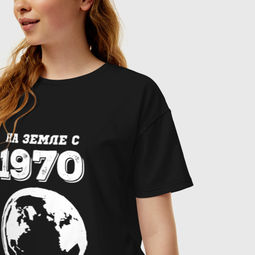 Женская футболка хлопок Oversize На Земле с 1970 с краской на темном, цвет черный - фото 3