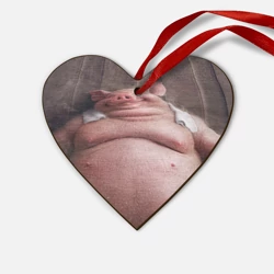 Деревянная игрушка Сердце Свинья сидит в сауне кайфует