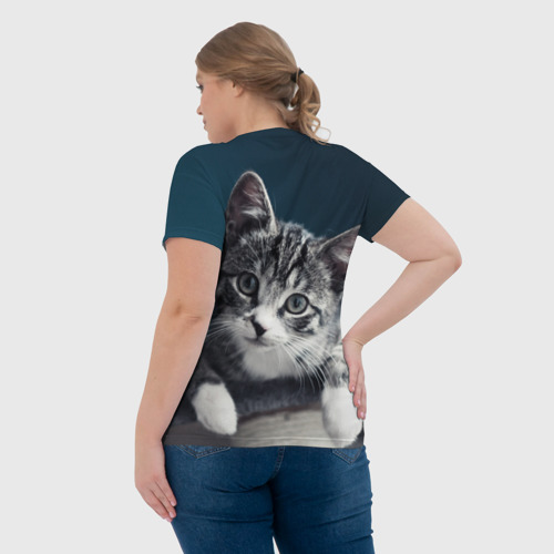 Женская футболка 3D с принтом Милый любопытный котёнок, вид сзади #2