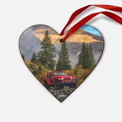 Деревянная игрушка Сердце Chrysler Jeep Wrangler Rubicon в горах