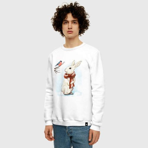 Мужской свитшот хлопок с принтом Зимний кролик в шарфике беседует со снегирём, фото на моделе #1