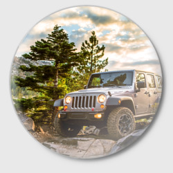 Значок Chrysler Jeep Wrangler Rubicon на природе