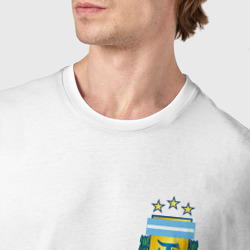 Футболка с принтом Герб Федерации футбола Аргентины для мужчины, вид на модели спереди №4. Цвет основы: белый