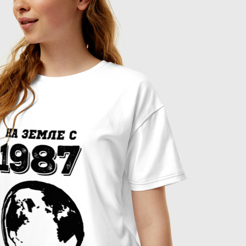 Женская футболка хлопок Oversize с принтом На Земле с 1987 с краской на светлом, фото на моделе #1