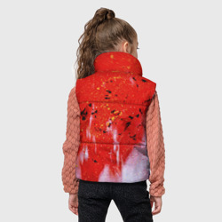Жилет с принтом Красные блёстки и туман и белые краски для ребенка, вид на модели сзади №2. Цвет основы: черный