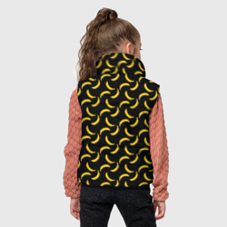 Жилет с принтом Бананы паттерн на чёрном фоне для ребенка, вид на модели сзади №2. Цвет основы: черный