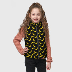 Жилет с принтом Бананы паттерн на чёрном фоне для ребенка, вид на модели спереди №2. Цвет основы: черный