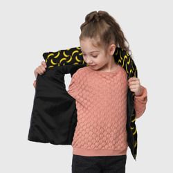 Жилет с принтом Бананы паттерн на чёрном фоне для ребенка, вид на модели спереди №3. Цвет основы: черный