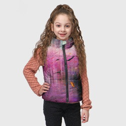Жилет с принтом Фиолетово-белый туман с брызгами краск для ребенка, вид на модели спереди №2. Цвет основы: черный
