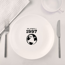 Набор: тарелка кружка с принтом На Земле с 1997 с краской на светлом для любого человека, вид спереди №4. Цвет основы: белый