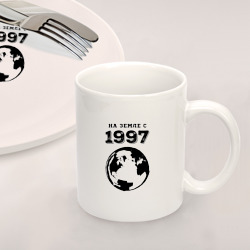 Набор: тарелка кружка с принтом На Земле с 1997 с краской на светлом для любого человека, вид спереди №2. Цвет основы: белый