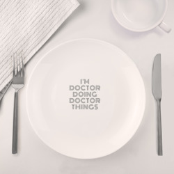 Набор: тарелка кружка с принтом I'm doing Doctor things для любого человека, вид спереди №4. Цвет основы: белый