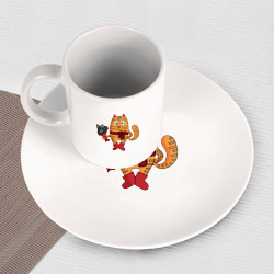 Набор: тарелка кружка с принтом Влюбленный рыжий кот с рыбным букетом для любого человека, вид спереди №3. Цвет основы: белый