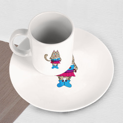 Набор: тарелка кружка с принтом Влюбленная серая кошка с мышкой для любого человека, вид спереди №3. Цвет основы: белый