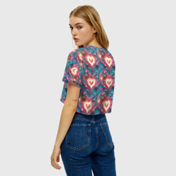 Топик (короткая футболка или блузка, не доходящая до середины живота) с принтом Паттерн пылающие сердца для женщины, вид на модели сзади №2. Цвет основы: белый