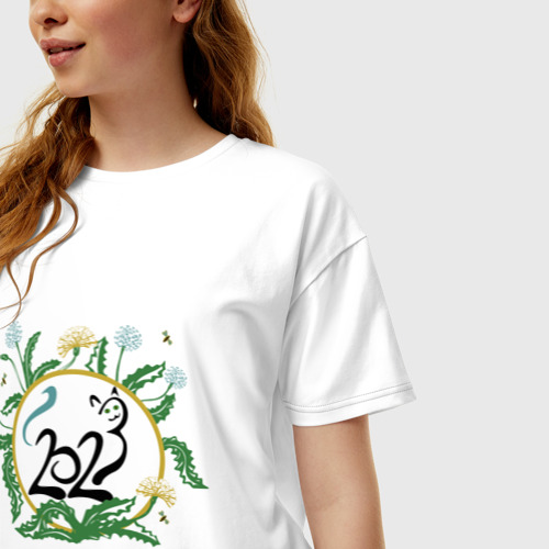Женская футболка хлопок Oversize с принтом Кошка 2023 в одуванчиках, фото на моделе #1