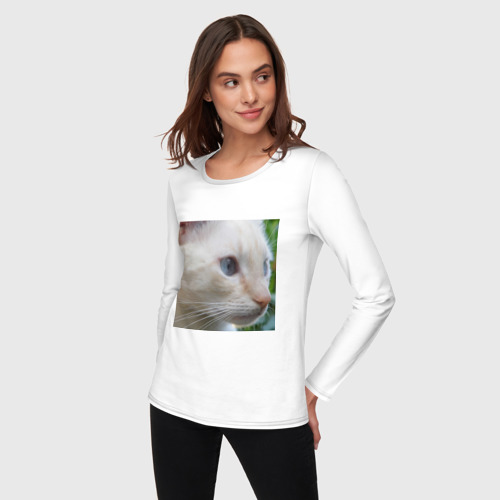 Женский лонгслив хлопок с принтом Мордочка белого кота, фото на моделе #1