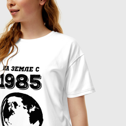 Женская футболка хлопок Oversize с принтом На Земле с 1985 с краской на светлом, фото на моделе #1