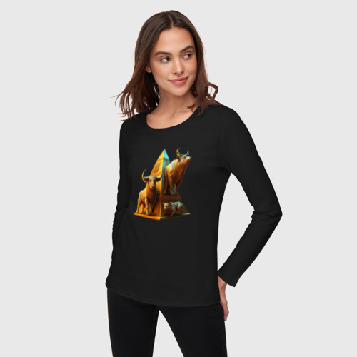 Женский лонгслив хлопок с принтом Бык на фоне пирамиды, фото на моделе #1