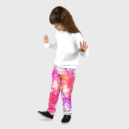 Детские брюки 3D с принтом Разбрызганная красная краска - светлый фон, фото на моделе #1
