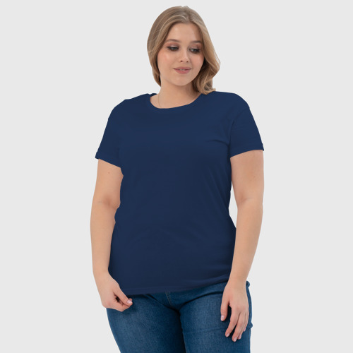 Женская футболка хлопок Белые крылья в стиле мезенской росписи с красными узорами, цвет темно-синий - фото 6