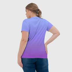Футболка с принтом Фиолетовый градиент для женщины, вид на модели сзади №3. Цвет основы: белый