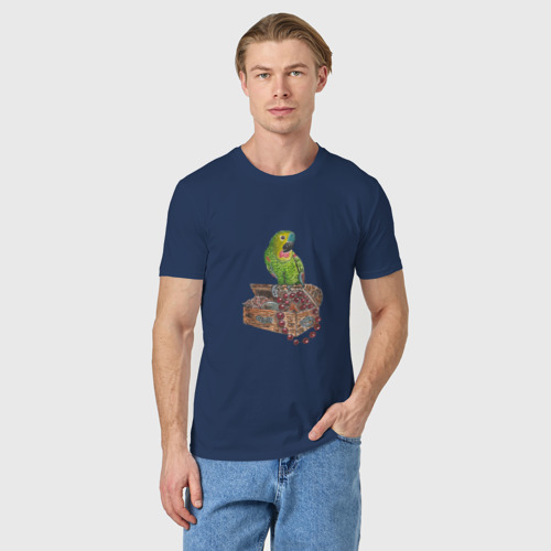 Мужская футболка хлопок с принтом Зеленый попугай на сундуке с сокровищами, фото на моделе #1
