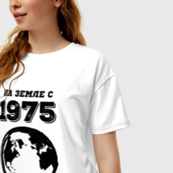 Женская футболка хлопок Oversize На Земле с 1975 с краской на светлом - фото 2