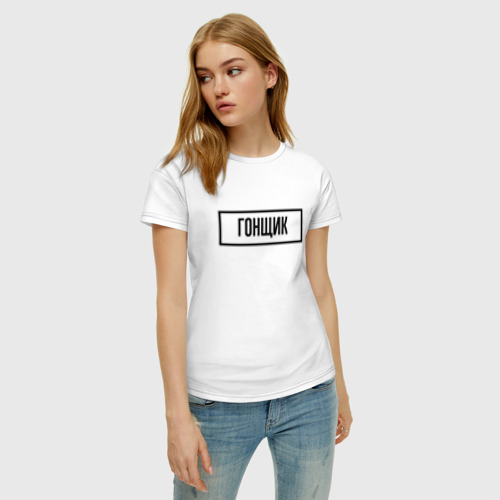 Женская футболка хлопок с принтом Гонщик табличка, фото на моделе #1