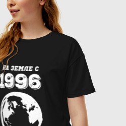 Женская футболка хлопок Oversize На Земле с 1996 с краской на темном - фото 2