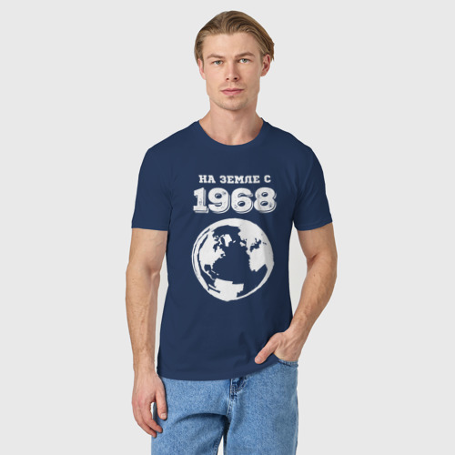 Мужская футболка хлопок На Земле с 1968 с краской на темном - фото 3