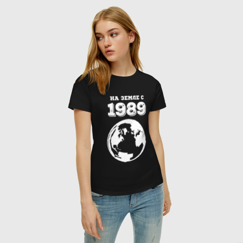Женская футболка хлопок с принтом На Земле с 1989 с краской на темном, фото на моделе #1