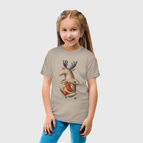Детская футболка хлопок Лось вяжет носок, цвет миндальный - фото 5