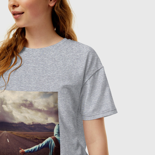 Женская футболка хлопок Oversize с принтом Путешествуя автостопом, фото на моделе #1