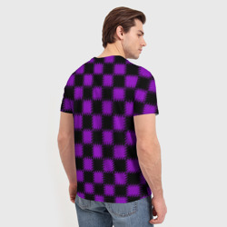 Футболка с принтом Фиолетовый черный узор шахматка для мужчины, вид на модели сзади №2. Цвет основы: белый