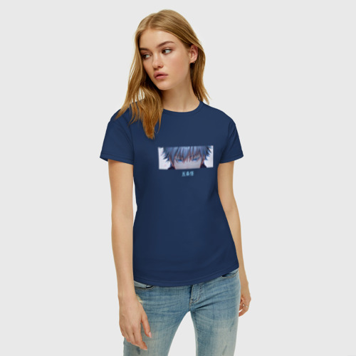 Женская футболка хлопок Сатору Годжо взгляд Магическая битва, цвет темно-синий - фото 3
