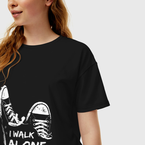 Женская футболка хлопок Oversize с принтом I walk alone, фото на моделе #1