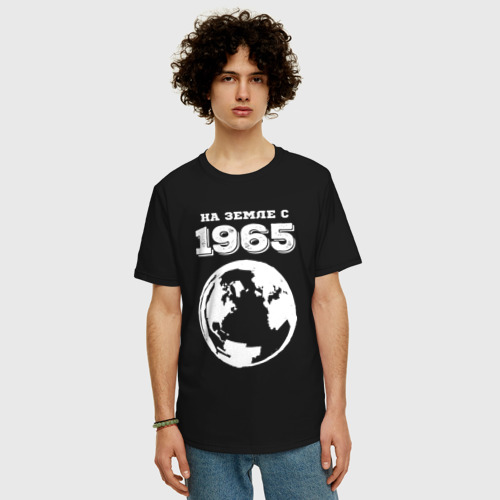 Мужская футболка хлопок Oversize с принтом На Земле с 1965 с краской, фото на моделе #1