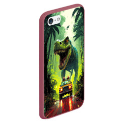 Чехол для iPhone 5/5S матовый Динозавр в погоне за машиной в джунглях - фото 2