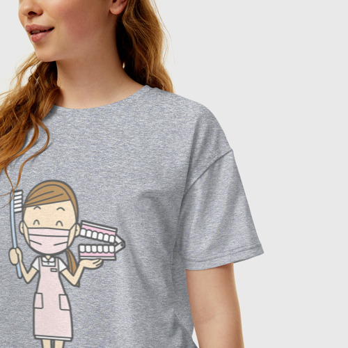 Женская футболка хлопок Oversize с принтом Врач-стоматолог держит щётку и челюсть, фото на моделе #1