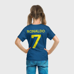 Футболка с принтом Криштиану Роналду Аль Наср форма гостевая для ребенка, вид на модели сзади №3. Цвет основы: белый