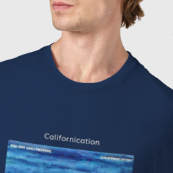 Футболка с принтом Red Hot Chili Peppers Californication для мужчины, вид на модели спереди №4. Цвет основы: темно-синий