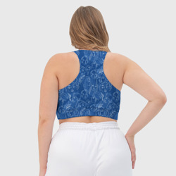 Топ с принтом Женские лица на джинсовом синем для женщины, вид на модели сзади №3. Цвет основы: белый