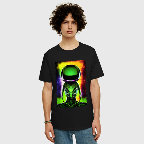Мужская футболка хлопок Oversize с принтом Bizarre alien - neural network - neon glow, фото на моделе #1