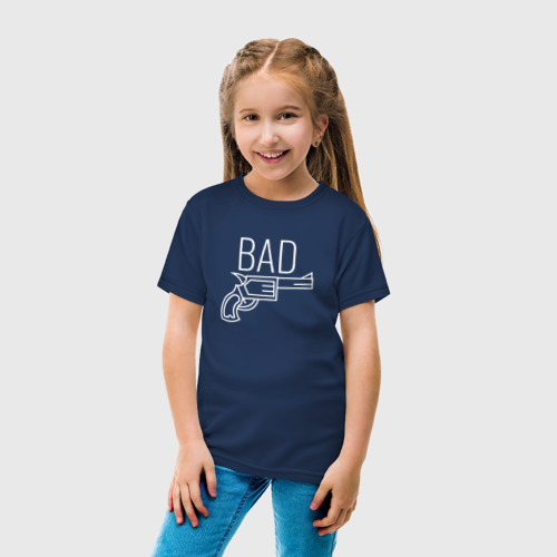 Детская футболка хлопок Bad надпись с револьвером, цвет темно-синий - фото 5