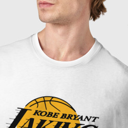 Футболка с принтом Kobe Bryant laking для мужчины, вид на модели спереди №4. Цвет основы: белый