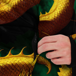 Куртка с принтом Китайский золотой дракон в изумрудных водах для мужчины, вид на модели спереди №3. Цвет основы: черный