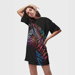 Платье-футболка 3D Разноцветная зебра на темном фоне - фото 2