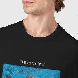 Футболка с принтом Nirvana Smells Like Teen Spirit для мужчины, вид на модели спереди №4. Цвет основы: черный