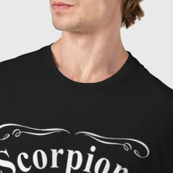 Футболка с принтом Scorpions в стиле Jack Daniels для мужчины, вид на модели спереди №4. Цвет основы: черный